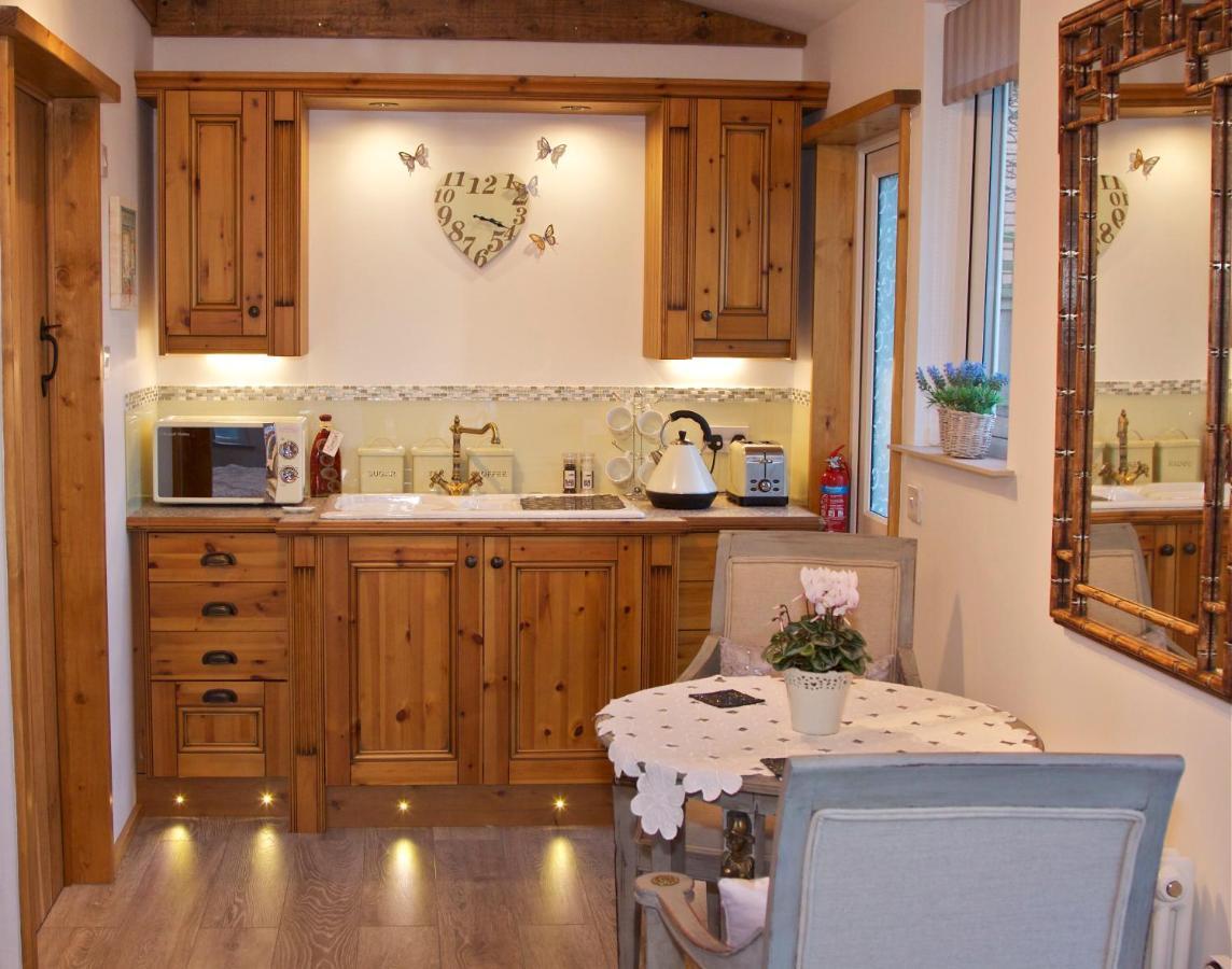 Formby Pinewood Studio Bed & Breakfast Exterior photo